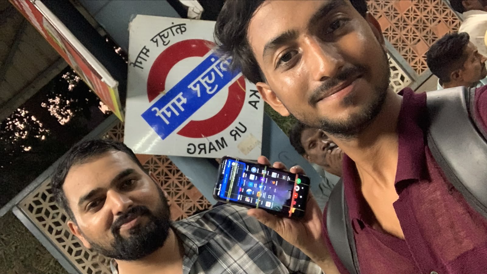 Minto technician कांजुरमार्ग स्टेशन पर phone screen repair करते हुए